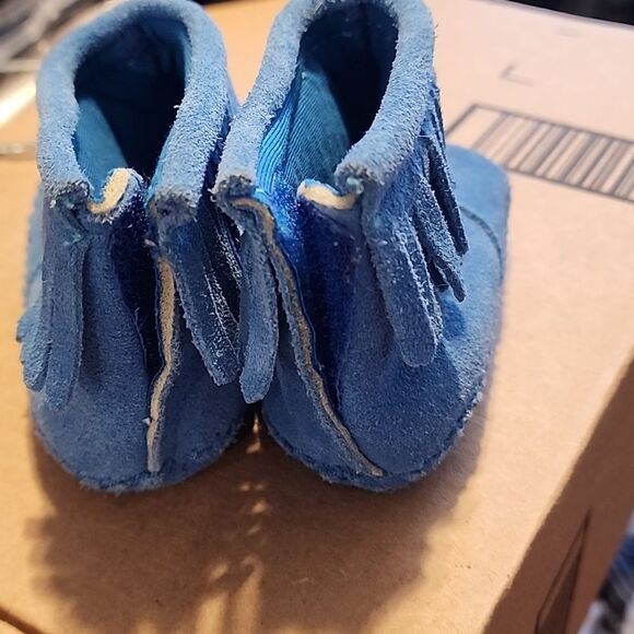 Handcrafted Blue Baby Moccasins with Beaded Design size 4.5 - Picture 3 of 3